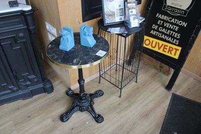 a small table with two blue napkins on top of it