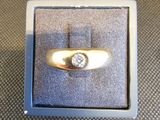 une photo d'une bague en diamant dans un écrin posé sur une table