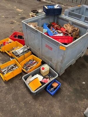 de nombreux bacs d'outils posés par terre les uns à côté des autres
