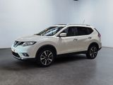 un SUV Nissan blanc garé dans une pièce blanche