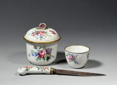 COUTEAU, POT couvert cerclé, et GOBELET à décor de fleurs (m…