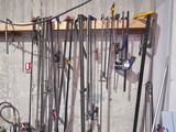 une photo montrant un ensemble d'outils accrochés au mur