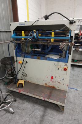 une machine qui se trouve dans une pièce avec de nombreux outils