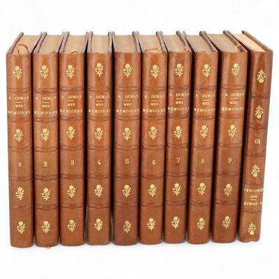 un ensemble de sept livres ornés de lettres dorées