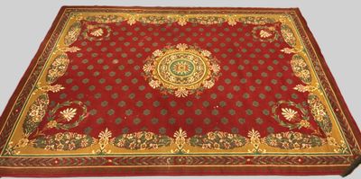 l'image d'un tapis rouge et or orné d'un médaillon