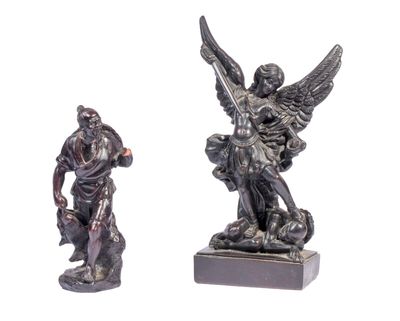 une statue représentant un ange avec un chien et une statue représentant un homme