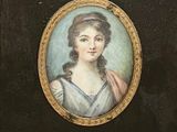 portrait d'une femme en robe bleue, les cheveux tressés, dans un cadre doré