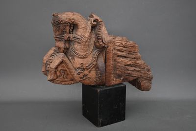 Buste de cheval dressé. Elément de sculpture de bois de char…