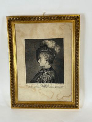 une vieille photo d'une femme avec une plume sur la tête