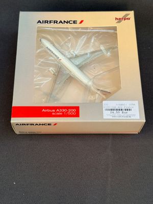 une maquette d'avion dans une boîte posée sur une table