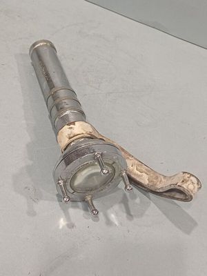 un objet métallique posé sur une table