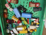 une boîte verte contenant tout un tas de petites voitures