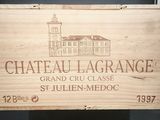 une boîte en bois sur laquelle est accrochée une pancarte indiquant « Château Lagrange »