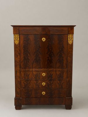 une armoire en bois à deux tiroirs et deux portes