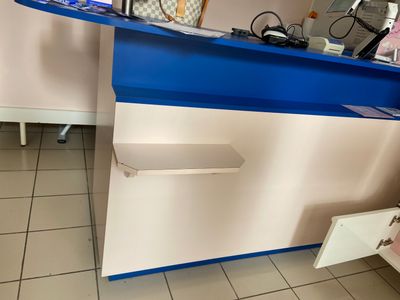 un comptoir bleu et blanc sur lequel est posé un ordinateur portable