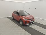 une photo d'un SUV rouge garé dans un garage