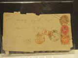 une feuille de papier sur laquelle sont apposés des timbres, exposée