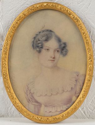 portrait d'une jeune femme en robe rose, dans un cadre doré