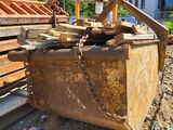 un grand conteneur métallique posé sur un tas de bois