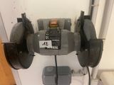 une machine posée sur une table