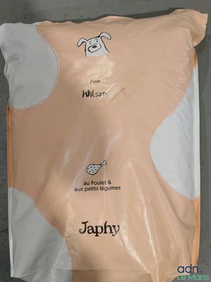 un sac de croquettes posé par terre
