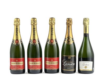 un lot de six bouteilles de champagne alignées les unes à côté des autres