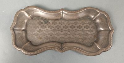 un vieux plateau en argent orné d'un motif décoratif