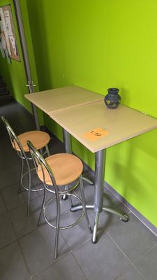 des tables et des chaises dans une pièce aux murs verts et au sol carrelé