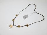 une photo d'un collier sur lequel est accrochée une étiquette