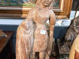 une statue de femme tenant un enfant sur une table