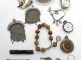 plusieurs types de bijoux sont présentés sur une surface blanche