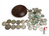 un petit sac à main rempli de pièces et un petit porte-monnaie