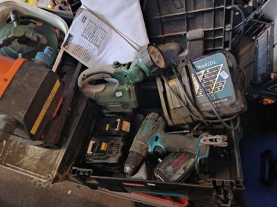 une pile d'outils électriques posée sur une table