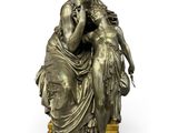 une image représentant une statue d'une femme assise sur un banc à côté d'une pomme