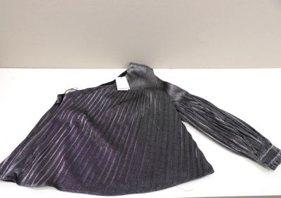 une chemise à rayures violettes et noires posée sur une table blanche, avec une cravate noire