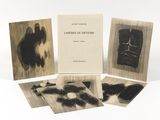 quatre photographies en noir et blanc représentant un homme et une femme sur une surface blanche