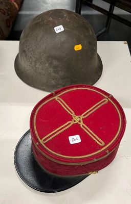 Deux casques sont posés l'un à côté de l'autre sur une table.