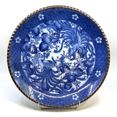 une assiette bleue et blanche ornée d'un motif