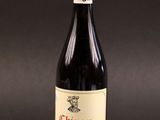 une bouteille de vin posée sur une table