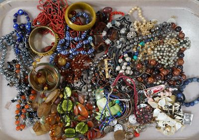 un plateau rempli de perles et de bracelets assortis posé sur une table