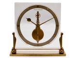 une horloge posée sur une table