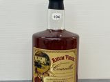 une bouteille de vin au rhum posée sur un comptoir