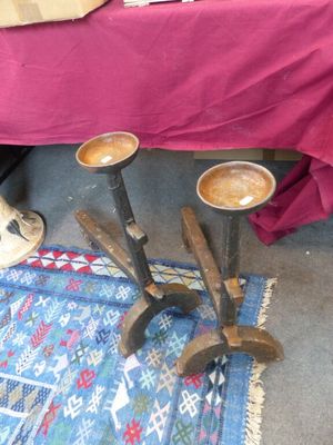 Paire de chenets landiers en fonte de fer.