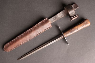 une image représentant un couteau et un aiguiseur posé sur une table