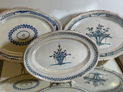 Plusieurs assiettes bleues et blanches sont empilées les unes sur les autres