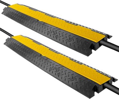 une paire de patins de rampe en caoutchouc noir et jaune
