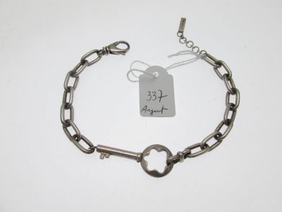 gros plan d'une chaîne de bracelets portant une étiquette