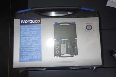 une boîte sur laquelle figure l'image d'un ordinateur portable