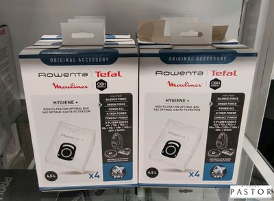 Deux paquets de papier toilette sont exposés dans un magasin.