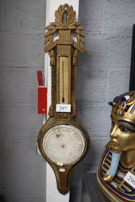 deux horloges accrochées au mur l'une à côté de l'autre